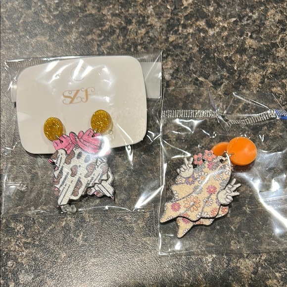 Ghost Earrings - Picture 1 of 1